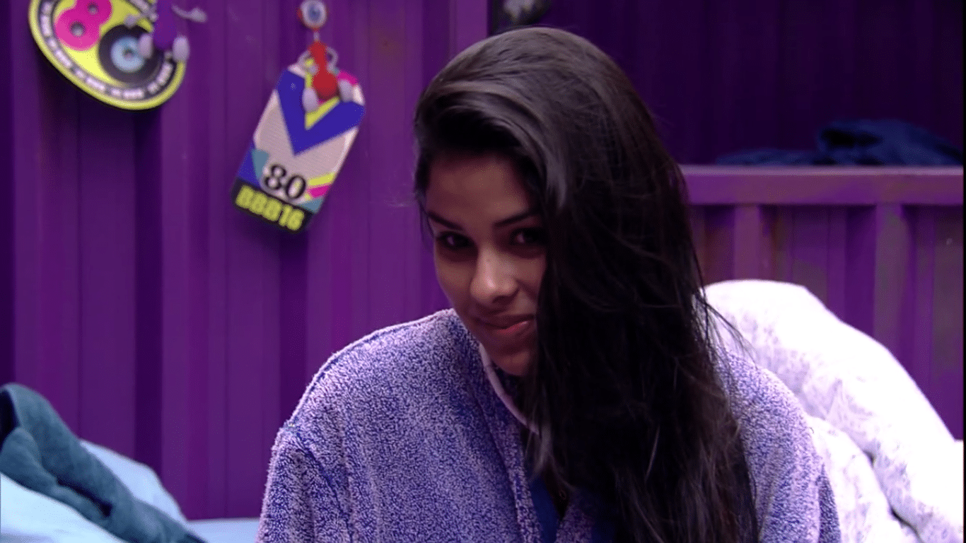 25.fev.2016 - Munik conta para Ana Paula que Adélia disse que bateria nela ou sairia do "BBB16" - Reprodução/Globo