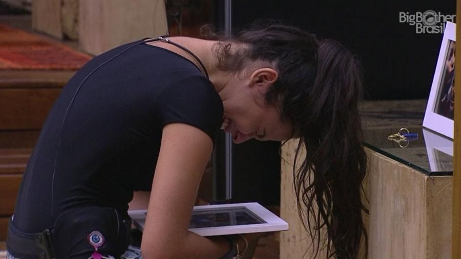 Emilly tem ataque de choro ao ver foto da mãe no quarto do líder - Reprodução/TV Globo