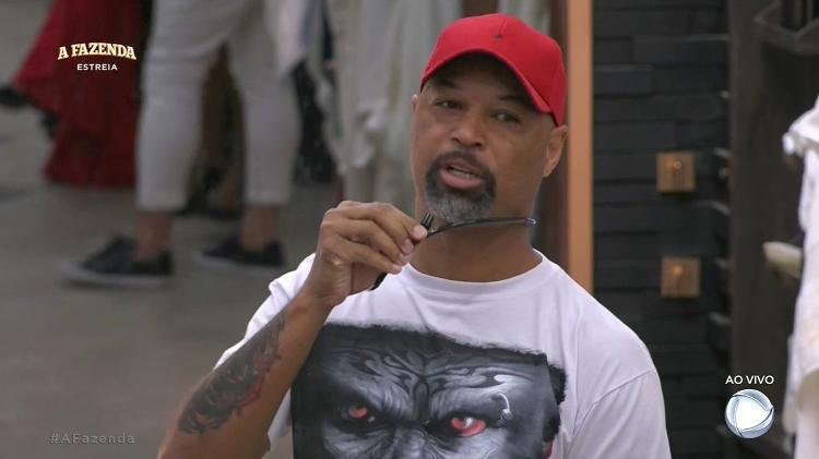 Dinei tenta falar com Roberto Justus usando seu microfone após falhas técnicas no áudio - Reprodução/Record - Reprodução/Record