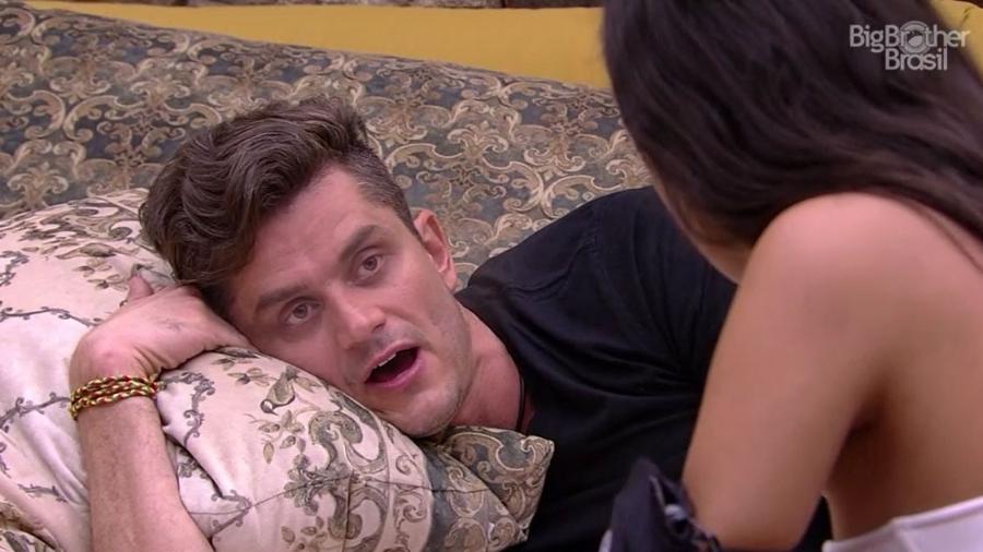 Marcos e Emilly têm DR no "BBB17" - Reprodução/TV Globo