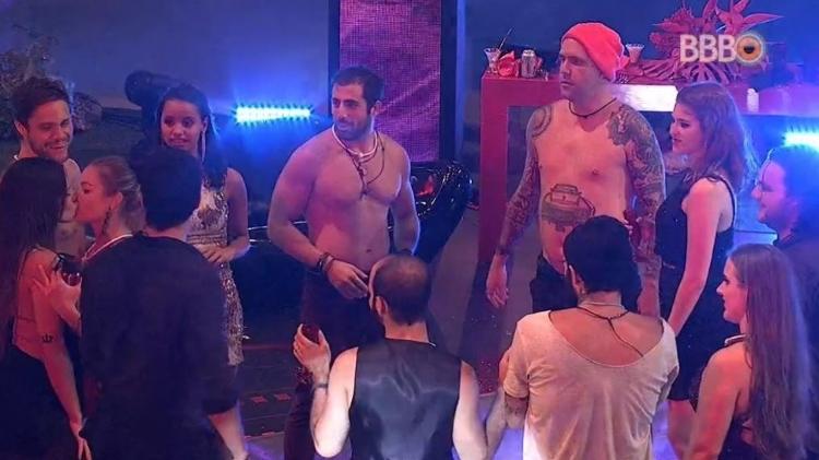 Jessica e Paula dão selinho - Reprodução/GlobosatPlay - Reprodução/GlobosatPlay