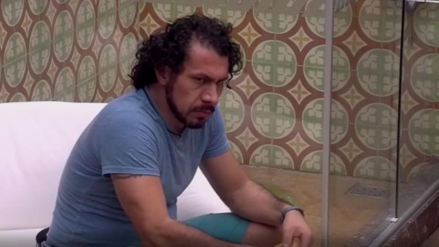 Rômulo fala mal de Emilly para Marcos - Reprodução/TV Globo