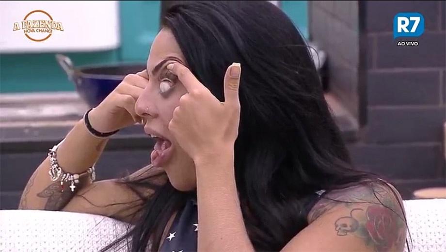 Monique Amin faz careta e peões brincam com ela - Reprodução/R7