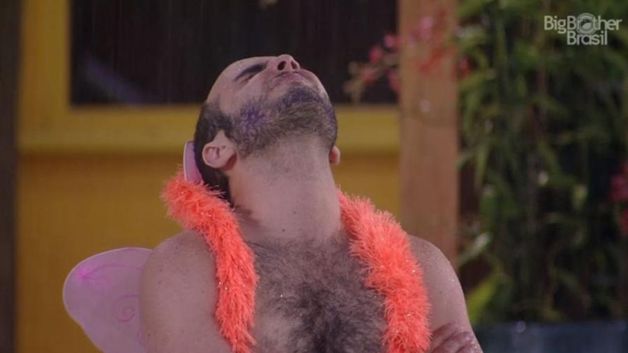 Mahmoud toma banho de chuva no "BBB18" - Reprodução/GloboPlay