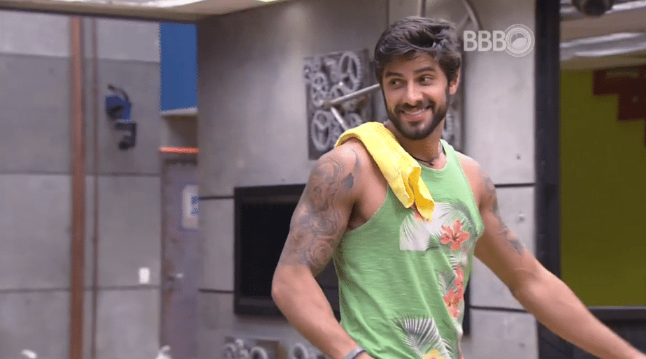 7.mar.2016 - Renan conta para Geralda e Ronan que comprou churrasco para curtir com Matheus - Reprodução/TV Globo