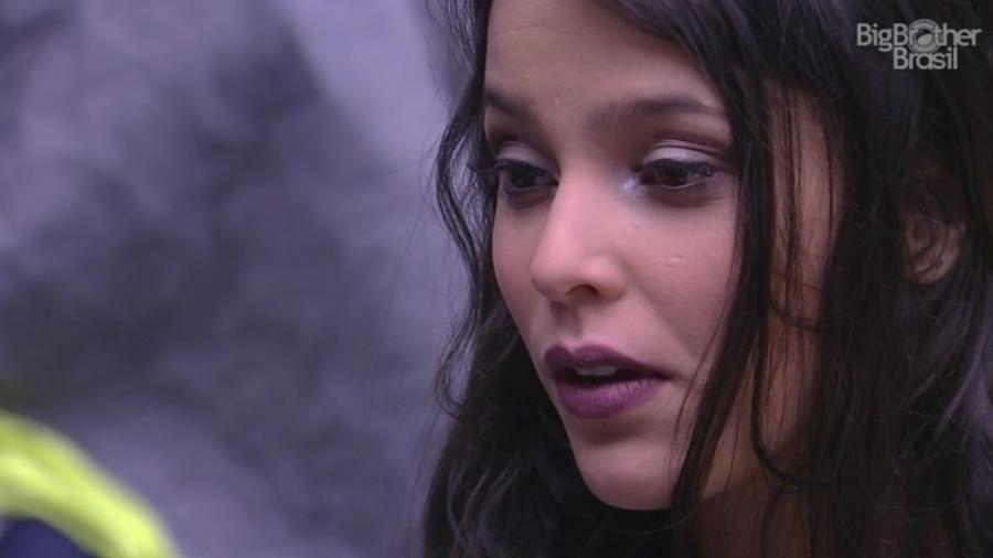 Emilly desconfia de Marcos: "Pode estar me usando" - Reprodução/TV Globo