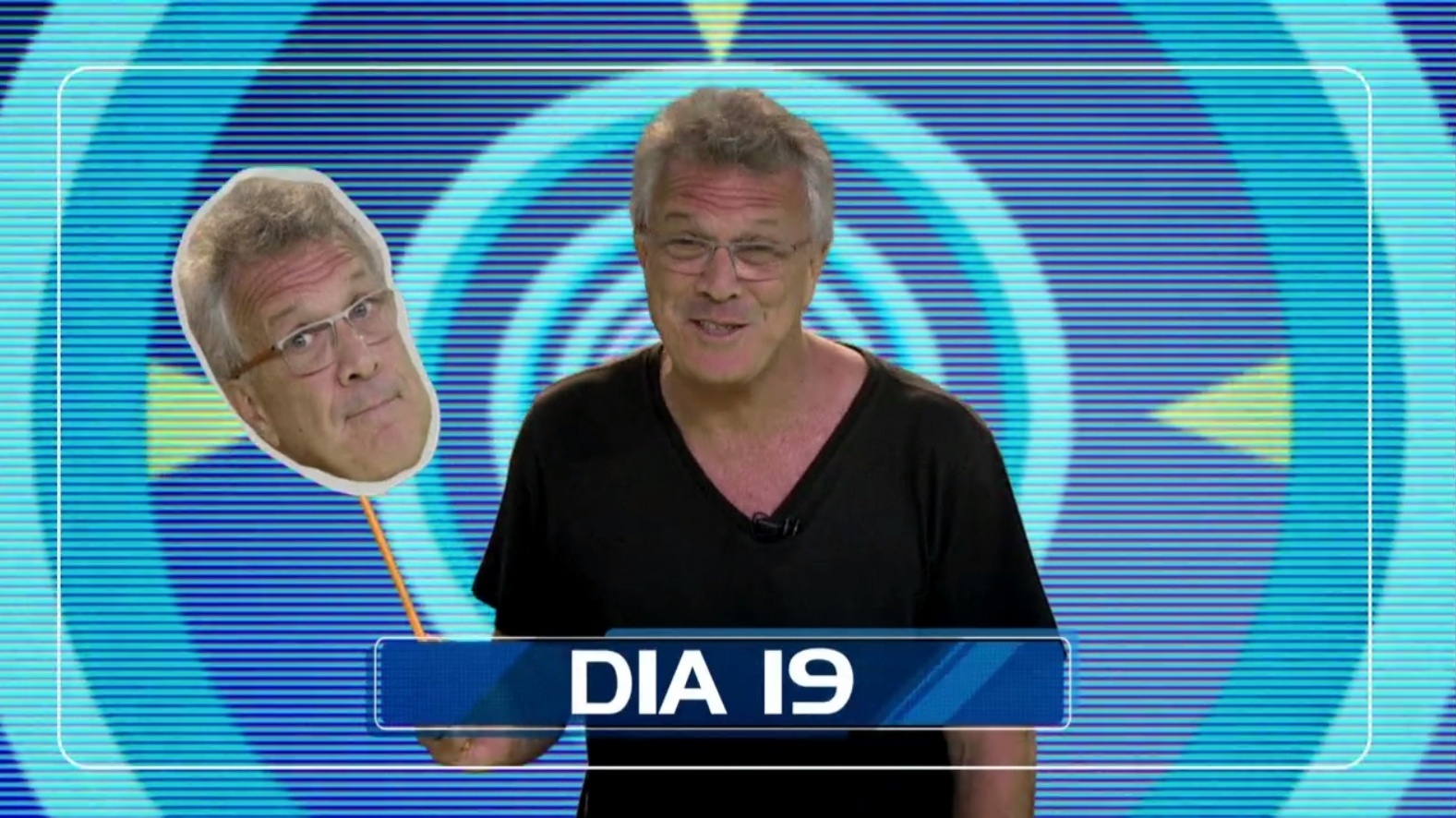 Jan.2016 - Pedro Bial brinca com máscara com o próprio rosto na primeira chamada do "BBB16" na TV Globo - Reprodução/TV Globo