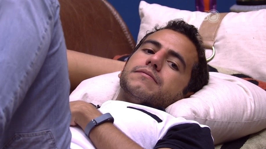 16.mar.2016 - Matheus reclama de seu cabelo para Geralda: "Está parecendo ninho de passarinho" - Reprodução/TV Globo