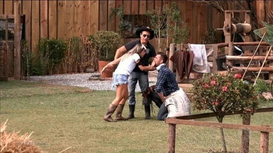 Marcos e Ana Paula Minerato discutem em "A Fazenda 9" - Reprodução/R7