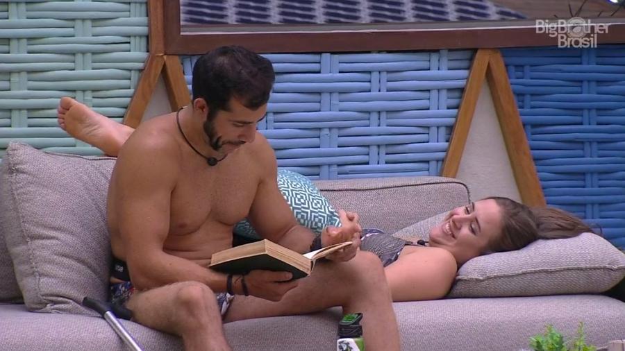 Kaysar conversa com Patrícia na área externa da casa  - Reprodução/GloboPlay