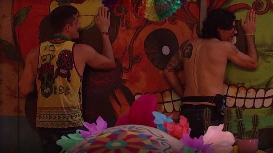 Marcos e Ilmar fazem contato com brothers do outro lado da fronteira - Reprodução/TVGlobo