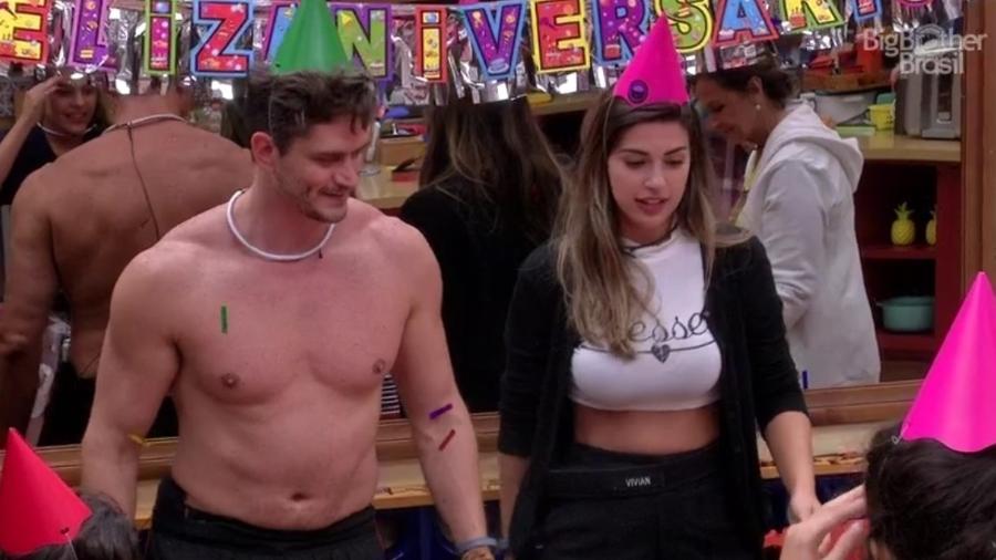 Vivian e Marcos comemoram aniversário no "BBB17" - Reprodução/TV Globo