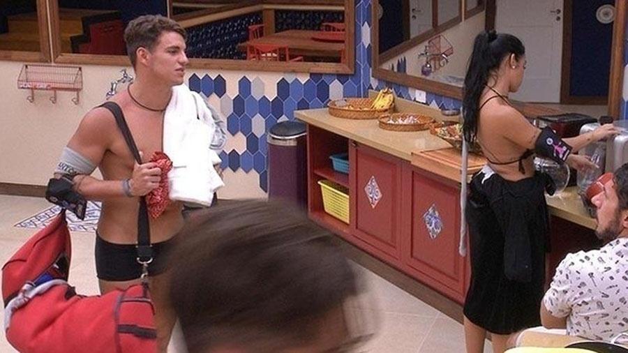 Antônio pega a mala e finge que vai embora do "BBB17" - Reprodução/TV Globo