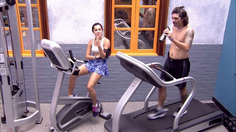 Emilly e Ilmar treinam e trocam figurinhas na academia - Reprodução/TVGlobo