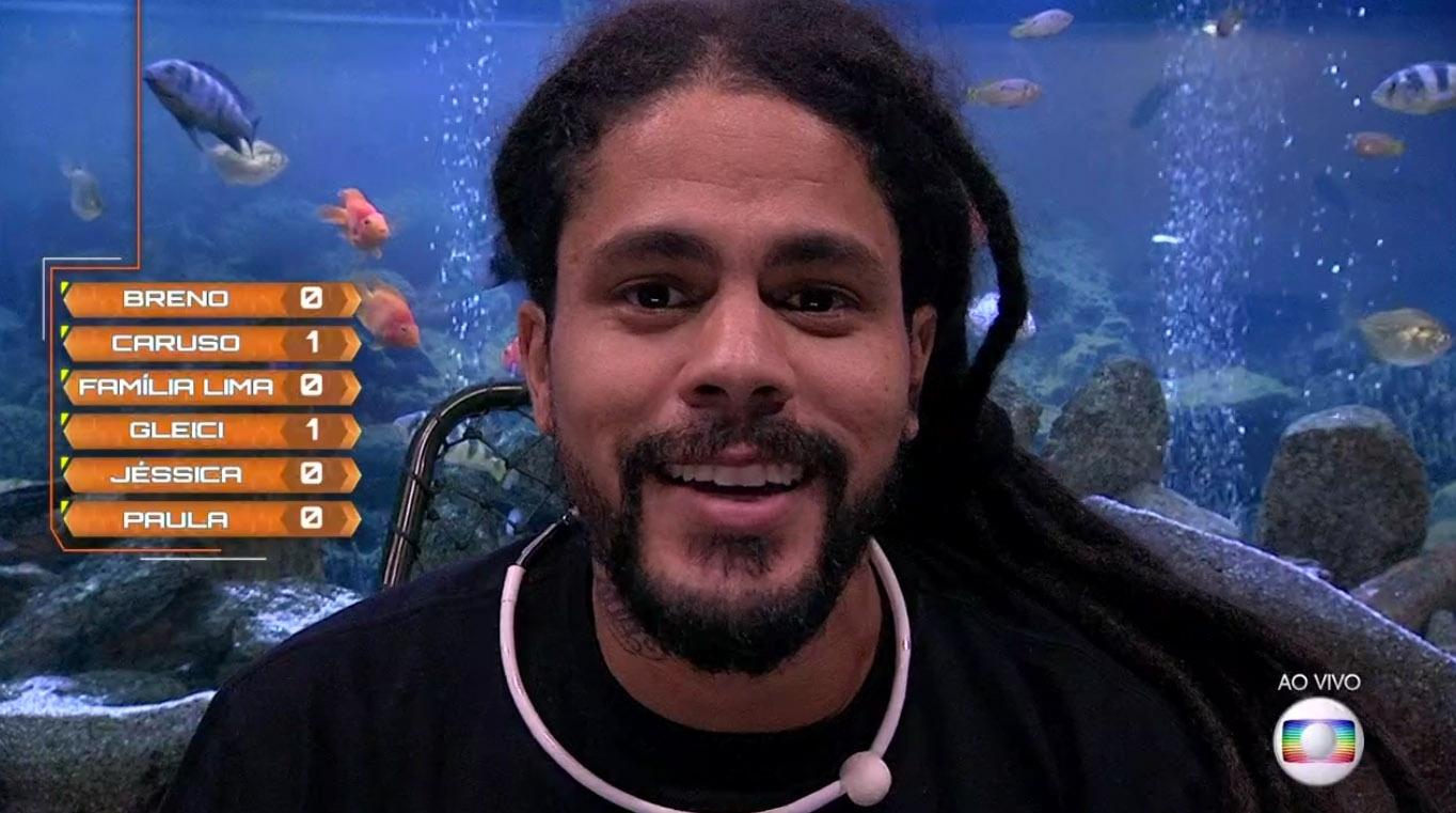 Viegas vota durante o novo paredão do "BBB18" - Reprodução/TvGlobo