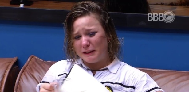 28.fev.2016 - Maria Claudia chora depois de ter se desentendido com Geralda - Reprodução/TV Globo - Reprodução/TV Globo