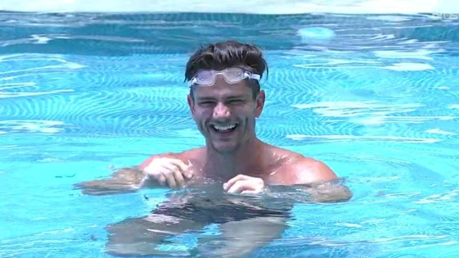 Marcos ri na piscina após conversa com Daniel - Reprodução/TV Globo