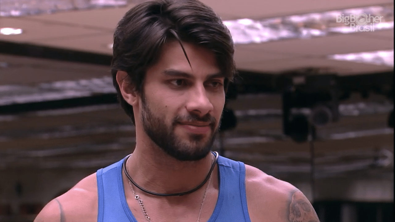 21.jan.2016 - Renan diz que não ficaria com Munik no "BBB16". "Ela é muito novinha" - Reprodução/TV Globo