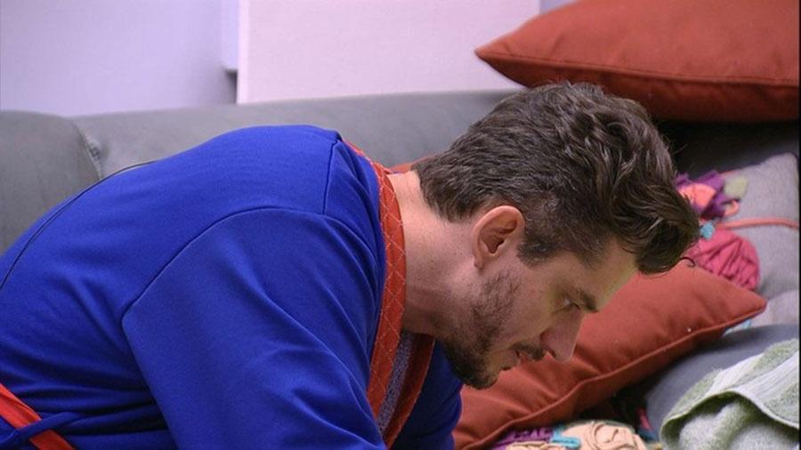Marcos não gosta de proximidade de Emilly com Ieda e Vivian - Reprodução/TVGlobo