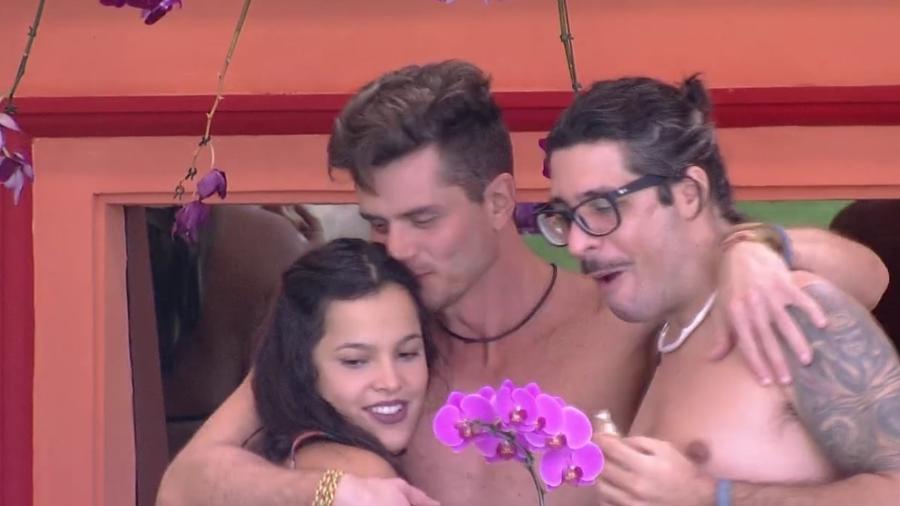 Emilly avisa a Elettra que é namorada de Marcos - Reprodução/ TV Globo