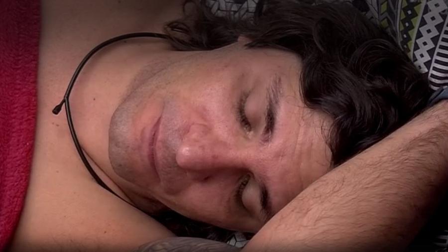Ilmar se lembra do filho e chora no quarto preto - Reprodução/TV Globo
