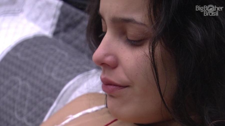 Emilly chora ao ser escolhida para cumprir castigo do monstro - Reprodução/TVGlobo
