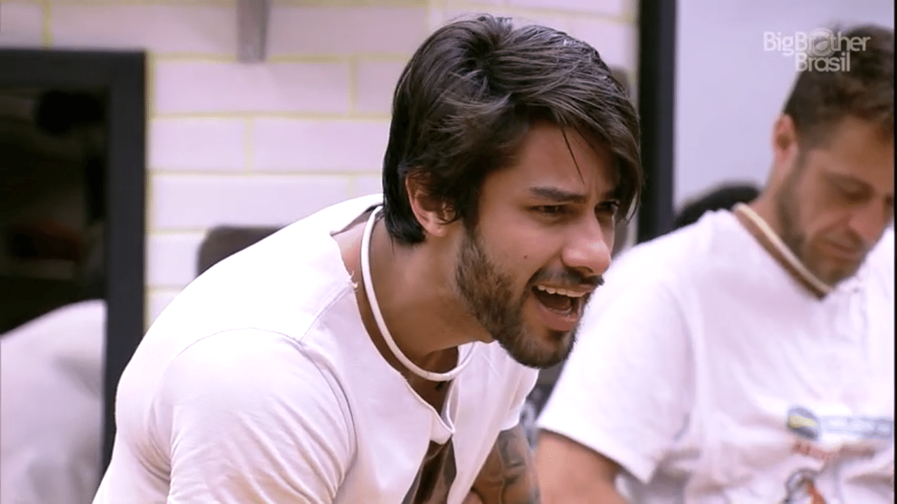 13.fev.2016 - Renan e Ana Paula continuam discussão da festa pela manhã no "BBB16" - Reprodução/TV Globo