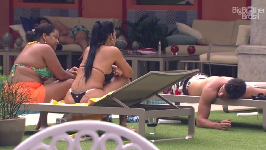 30.jan.2017 - Elis, Mayara e Luiz Felipe conversa à beira da piscina, no "BBB17" - Reprodução/Tv Globo
