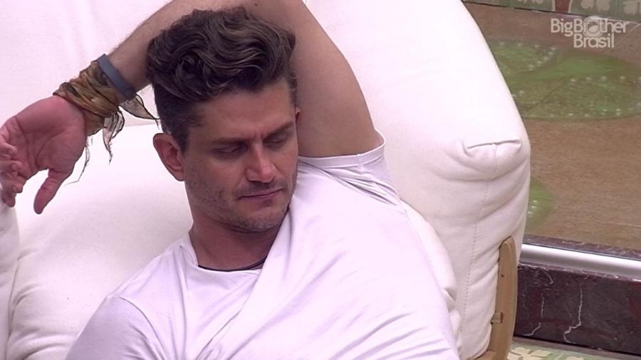 Marcos conta a Ilmar sua conversa com Emilly - Reprodução/TV Globo