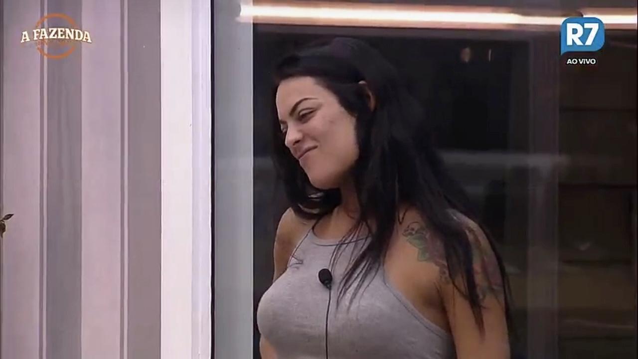 Monique Amin cospe no rosto do Dinei - Reprodução/R7