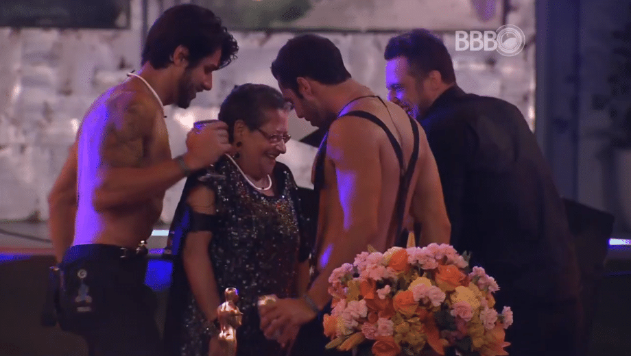11.fev.2016 - Renan, Matheus e Daniel colocam Geralda para dançar no meio deles - Reprodução/TV Globo