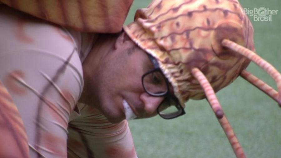 Ilmar entra na brincadeira de Marcos durante Castigo do Monstro - Reprodução/TV Globo