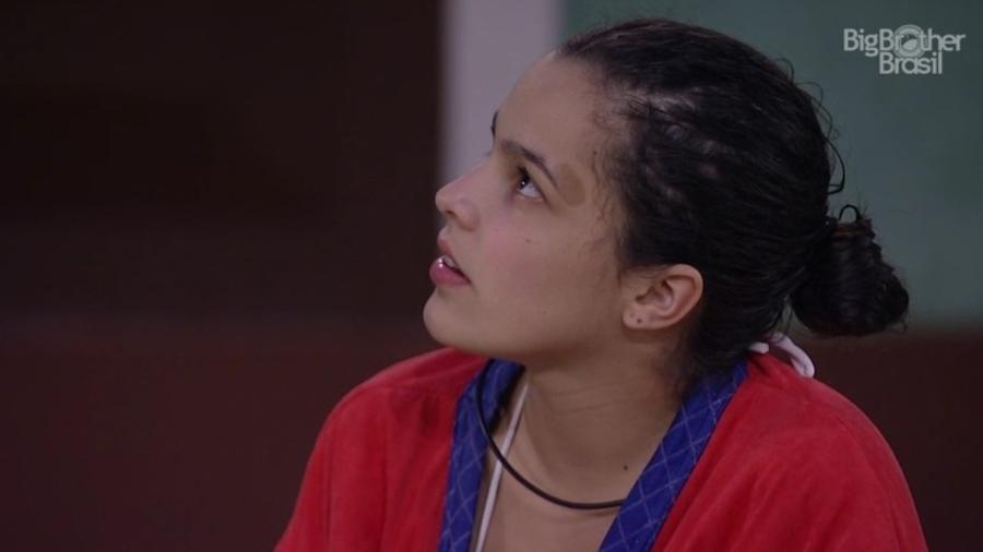 Emilly pergunta o que aconteceu no confessionário e Marcos disfarça - Reprodução/TV Globo