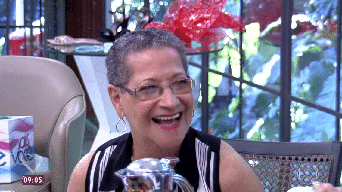 6.abr.2016 - Geralda se diverte assistindo às cenas de sua participação no reality - Reprodução/ TV Globo