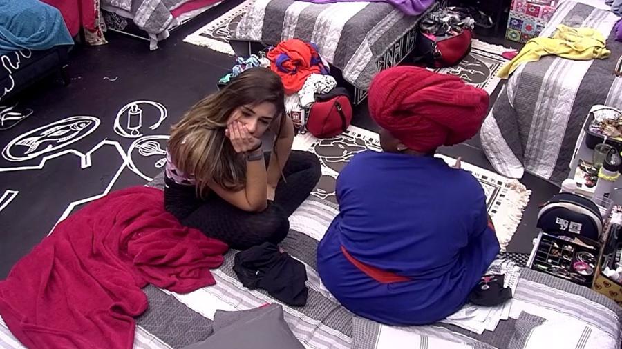 Roberta e Vivian falam sobre Emilly no quarto preto do "BBB17" - Reprodução/TV Globo