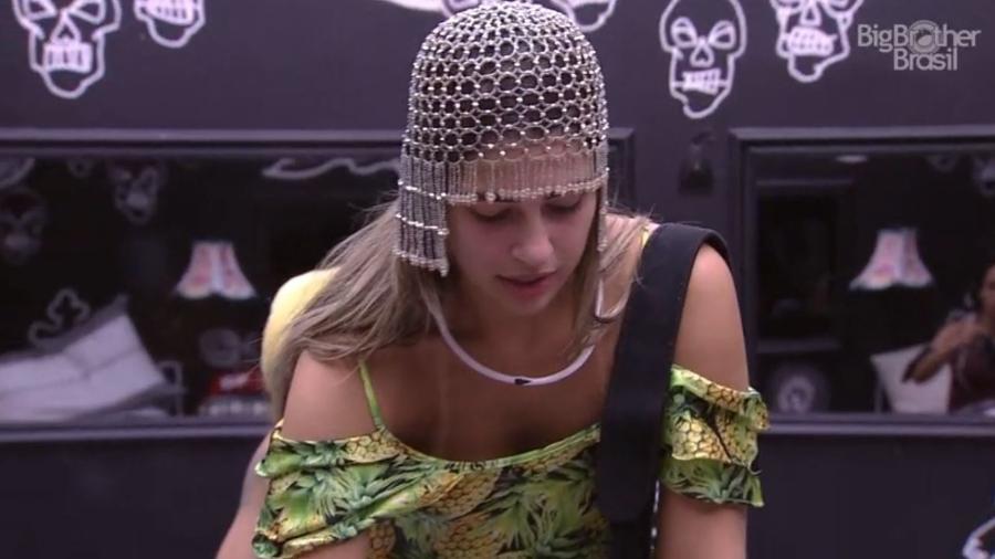 Vivian experimenta figurino de festa - Reprodução/TV Globo