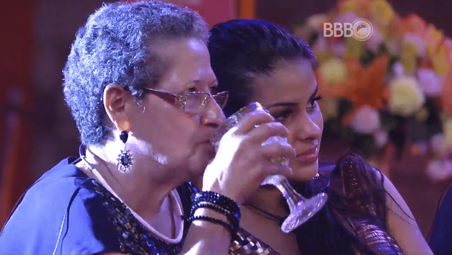 11.fev.2016 - Geralda comenta com Munik: "A caça conquista, o caçador vai atrás". A sister falava da personalidade das mulheres dentro do "BBB16" - Reprodução/TV