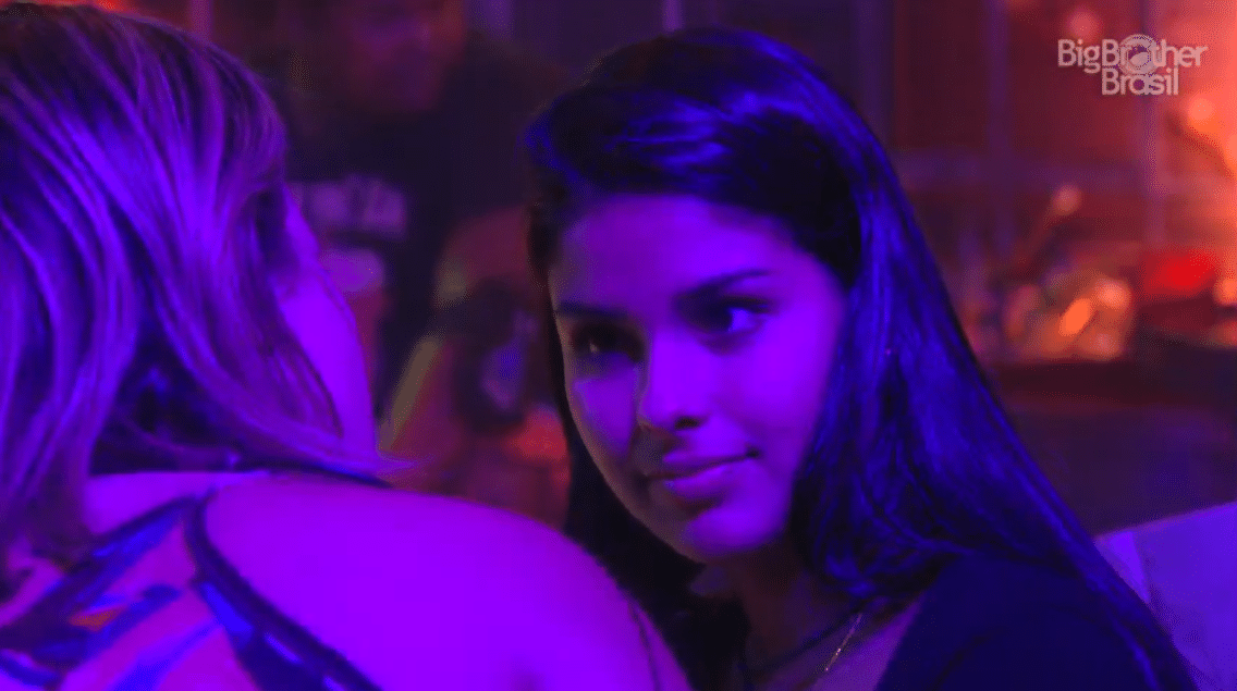 17.mar.2016 - Munik diz que não condena Cacau por ter voltado com Matheus, mas alerta: "Se quiser saber de alguma coisa, me pergunta", lembrando episódio em que o brother sugeriu colocar a companheira no paredão, para se livrar da indicação da líder - Reprodução/TV Globo