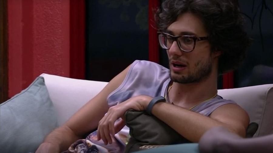 Pedro: sondando Vivian e Roberta sobre o jogo - Reprodução/TVGlobo