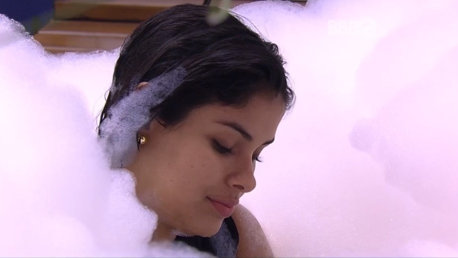 17.mar.2016 - Munik conta para Cacau que se decepcionou com Matheus - Reprodução/TV Globo