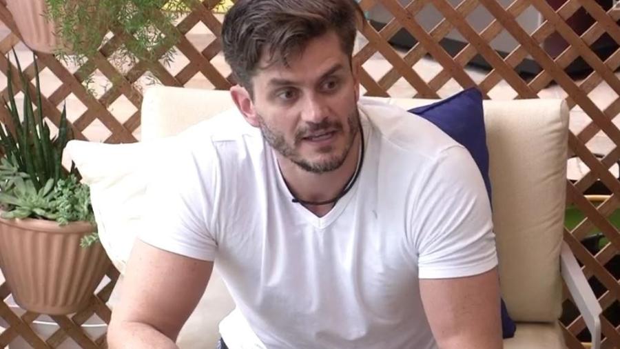 Marcos explica a Elis oferta de cirurgia - Reprodução/TVGlobo