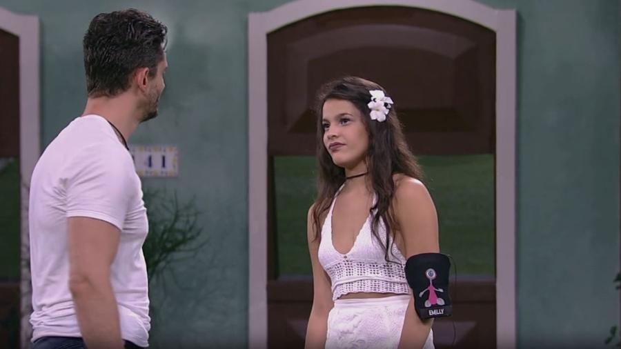 Casal dança no jardim à espera do paredão - Reprodução/TV Globo