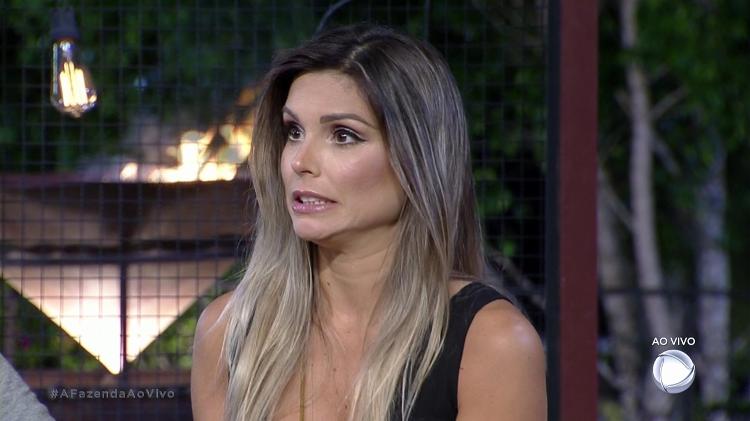 Flávia chocada - Reprodução/Record - Reprodução/Record