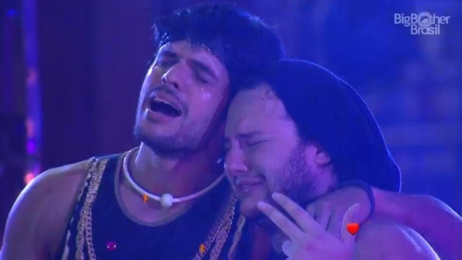Lucas e Diego choram em festa  - Reprodução/Globoplay