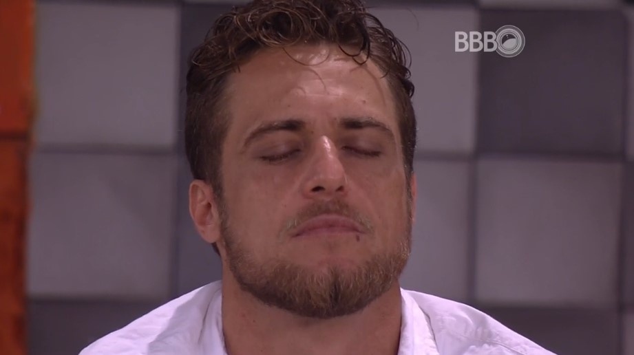 16.fev.2016 - Daniel planeja pular na piscina após o resultado do paredão desta terça-feira (16). O brother espera desbancar Ronan e continuar na disputa pelo prêmio de R$ 1,5 milhão, no "BBB16" - Reprodução/TV Globo