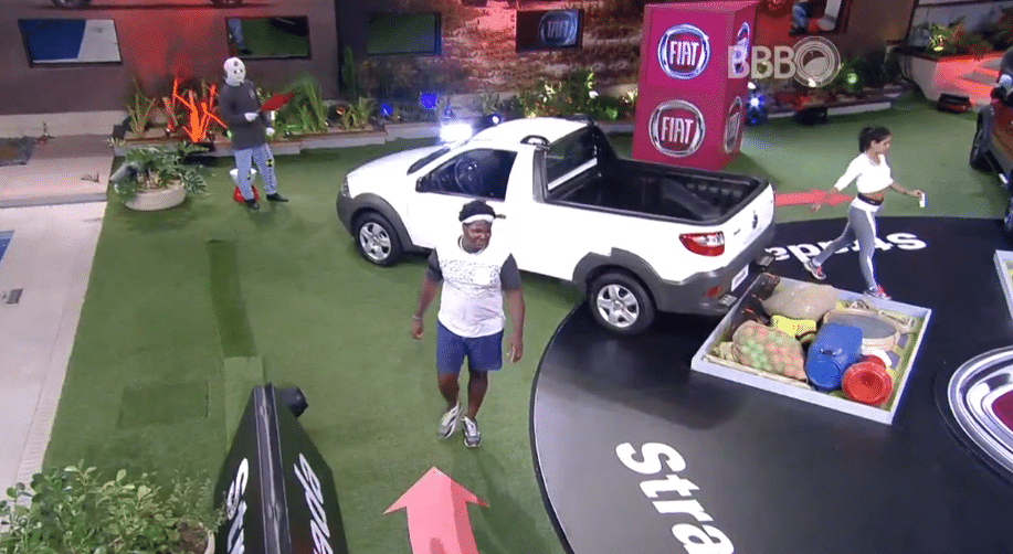 26.fev.2016 - Munik e Ronan são a segunda a dupla a desistir da prova do líder desta semana - Reprodução/TV Globo