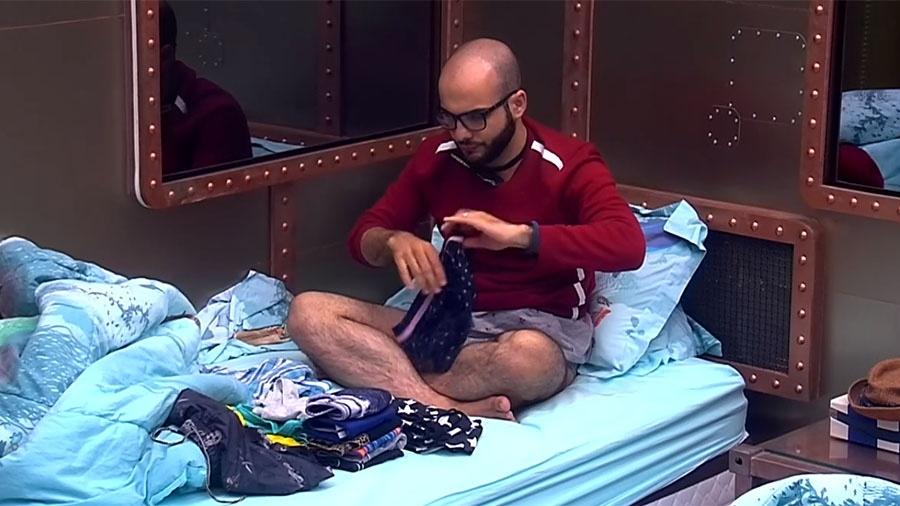Mahmoud arruma as malas para a noite de paredão - Reprodução/GloboPlay