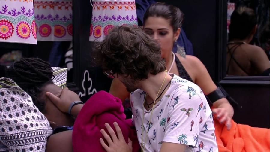 Roberta chora ao lado de Pedro e Vivian no "BBB17" - Reprodução/TV Globo