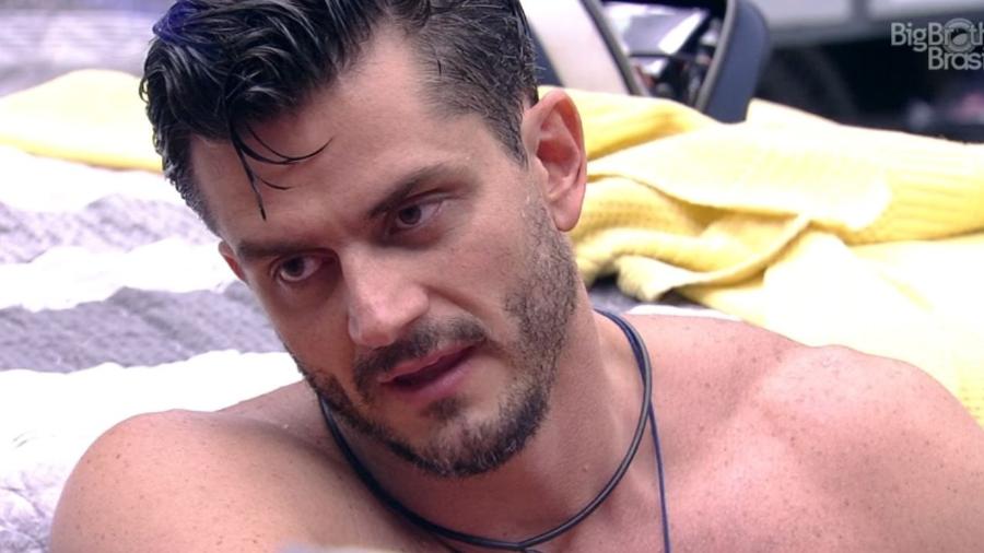 Marcos conversa sobre llmar - Reprodução/TV Globo