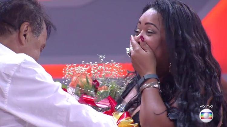 Elis fica emocionada ao ser pedida em casamento - Reprodução/TV Globo - Reprodução/TV Globo